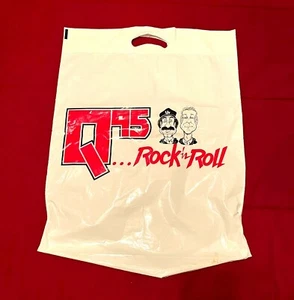 BORSA SHOPPING VINTAGE 'Q-95' ROCK 'N ROLL PLASTICA 16X20 POLLICI - BOB & TOM - RARA! - Foto 1 di 2