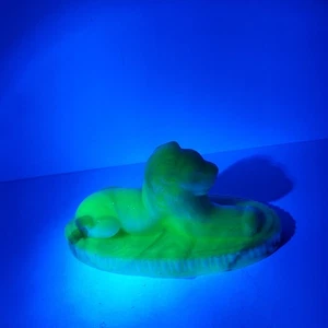 De colección Oscar el León Escoria Verde y Blanco Summit Arte Vidrio Canción de Pájaros ¡Resplandor UV! - Imagen 1 de 10