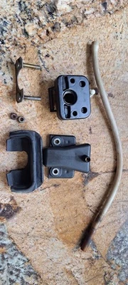 Porsche 924S 944 Pestillo de arranque trasero liberación bloqueo de captura lado del conductor R Foto 1 de 4