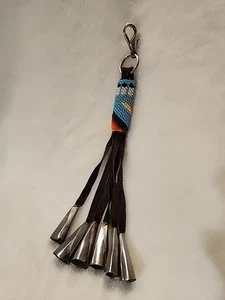 Schöner Schlüsselanhänger Indianer Perlen mit Jingle Kegeln - Bild 1 von 10