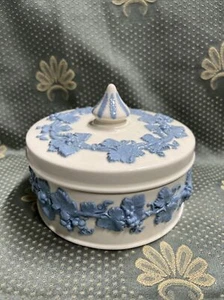 Wedgwood of Etruria & Barlaston Embossed Queensware 5" Round candy dish - Picture 1 of 4