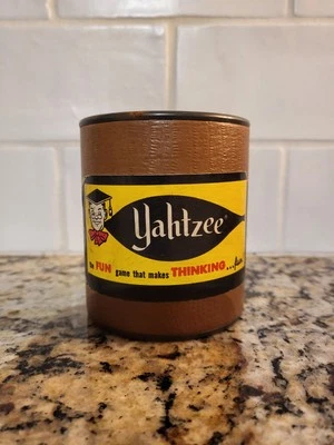 Vintage Yahtzee Dice Shaker Copo Estampa de Couro Lata Anos 1950/1960 - Imagem 1 de 4