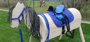 Holzpferd Voltigierpferd Holzpony Pferd Pony schwarze Flecht-Mähne Sattel blau - Bild 1 von 6