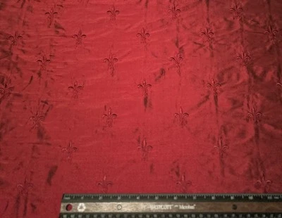 Bordado Flor De Lis Rojo en Dupioni Rojo/Oliva 100% Seda 54" W, por Yarda (EB-863) Foto 1 de 2