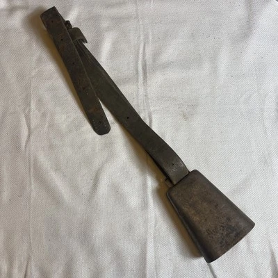 Correa de cuero vintage grande campana de vaca granja ganado hierro metal decoración rústica EE. UU. Foto 1 de 4