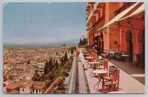 Dama con vistas balcón Alhambra Palace Hotel en Granada España c1960 Postal - Imagen 1 de 2