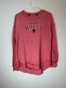 Pullover rojo claro con logotipo de Chicago Bulls con línea inferior deshilachada para hombre mediano nuevo con etiquetas - Imagen 1 de 11