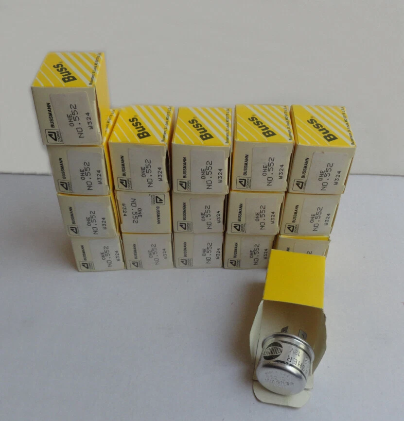Lot of 17, Bussmann 552 Flasher Buss Wagner DOT Rounder 12v 2 Prong  Foto 1 de 4