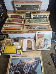 Tyco Santa Fe Electric Train Set 1 Locomotive Engine & 5 Cars Track and More - Picture 1 of 12