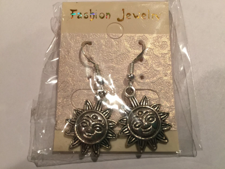 Lindos Nuevos Pendientes Colgantes Gancho Dije Cara Sol Plata Tibetano Foto 1 de 1