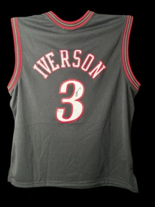 Allen Iverson Philadelphia 76ers signiertes Mitchel & Ness Trikot (Schwartz) - Bild 1 von 4