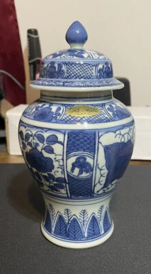 Urna jarrón japonesa antigua Imari Ware patrón de flores azul y blanco de 7 1/2 pulgadas con tapa Foto 1 de 4