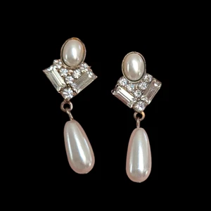 Orecchini pendenti vintage baguette strass barocco perle finte traforati - Foto 1 di 2