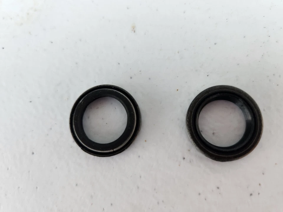 GENUINE OEM POULAN 19051 530019051 CRANKSHAFT SEALS LOT OF (2) - Image 1 of 1