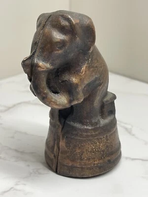 Antiguo ELEFANTE de hierro fundido en banco banco acabado bronce principios de 1900 Foto 1 de 4