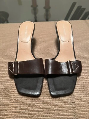 Sandalia de tacón de gatito deslizable de cuero Nine West con hebilla talla 7,5 Foto 1 de 4