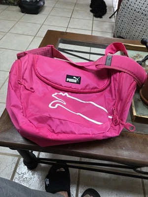 Mochila Puma. Todo rosa con detalles en blanco. Muy buen estado. Foto 1 de 3