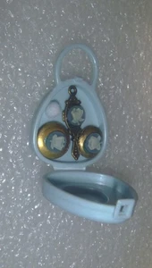 Eine hellblaue Handtasche mit Tulpenkamee Zubehör (ohne Puppe) - Bild 1 von 7