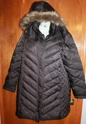 PARKA ABRIGO DE INVIERNO GRANDE KENNETH COLE REACTION para dama (marrón con piel sintética) usado en excelente estado Foto 1 de 2
