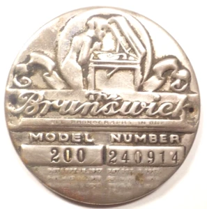 FONÓGRAFO DE COLECCIÓN BRUNSWICK MODELO 200 parte: 200 MEDALLÓN con uñas originales - Imagen 1 de 2