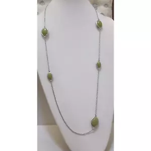 NUEVO CON ETIQUETAS ANN TAYLOR 36” Collar Estación Tono Plata con Cuentas Lucita Verde Guisante - Imagen 1 de 6