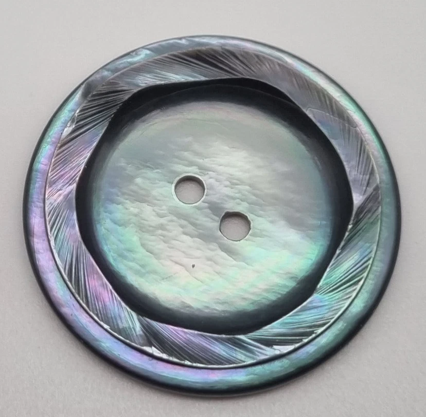 Grauer Perlmutt 2-Loch-Knopf 20-30 mm Ziseliert / Mother-of-Pearl Bouton E63 - Bild 1 von 1