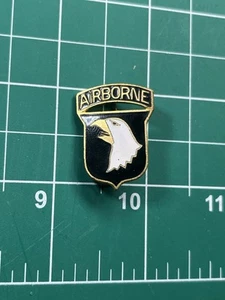 WWII 101st Airborne DI DUI Crest Patch Style Pin - Picture 1 of 2