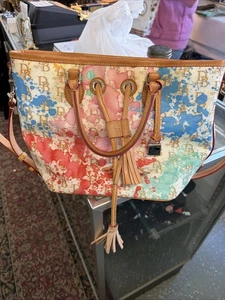 Dooney & Bourke Medium Drawstring Splatter Paint DB Signature Vacchetta Bag - Bild 1 von 6