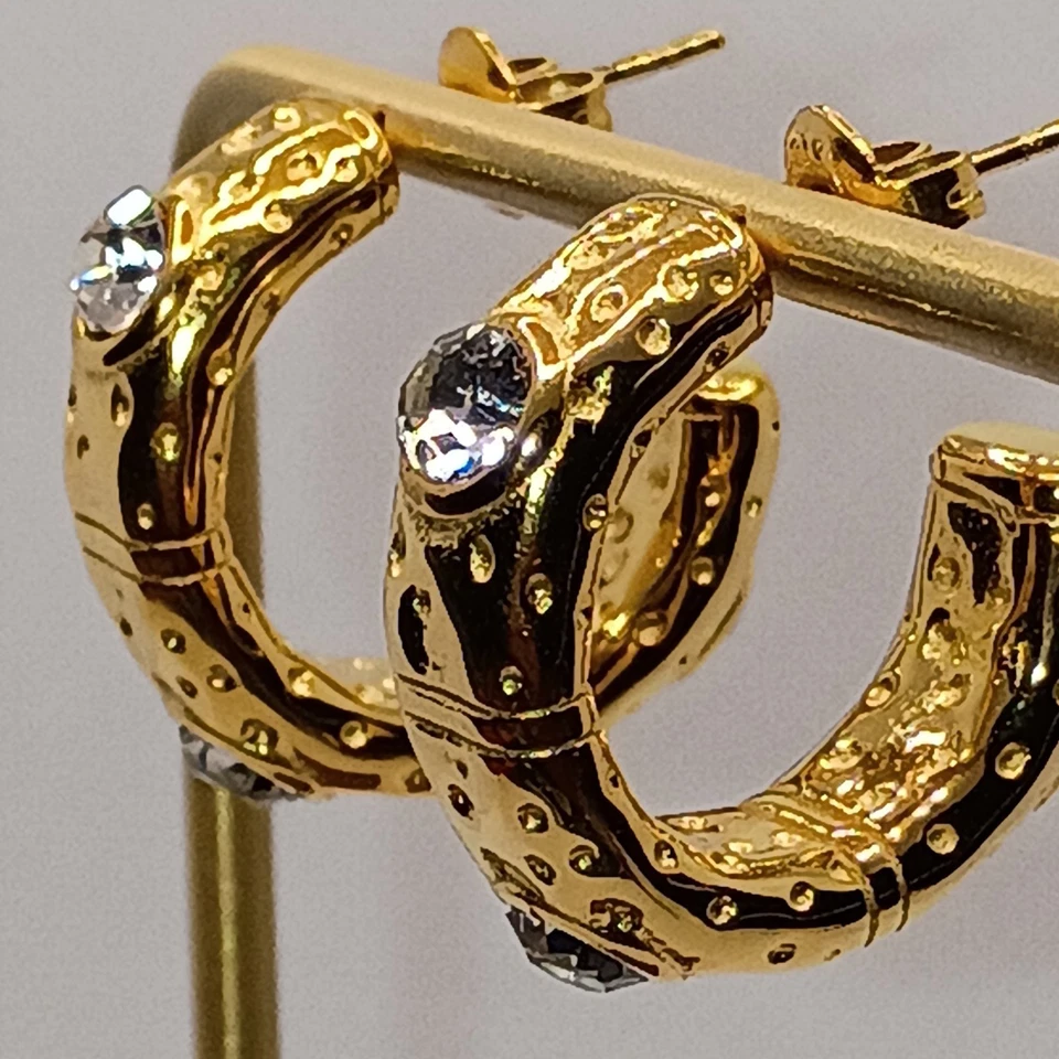 Pendientes de aro gruesos de oro pavé texturizado circonita cúbica chapados en oro acero inoxidable  Foto 1 de 4