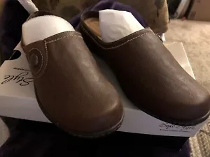 Women's SoftStyle 7M Brown Leather Jamila Slip On Mule HSS1260-210 - Picture 1 of 4