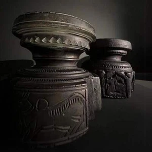 Late 17th Century Hand Carved Antique Wooden Seed Spreader - Candle Holder - Foto 1 di 6