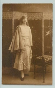 Postkarte Junge Frau Atelier Portrait. KNITTER - Bild 1 von 2