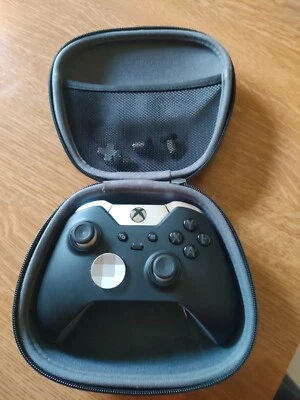 Microsoft Xbox ONE Elite Wireless Controller con accessori e custodia zip - Nero - Immagine 1 di 4