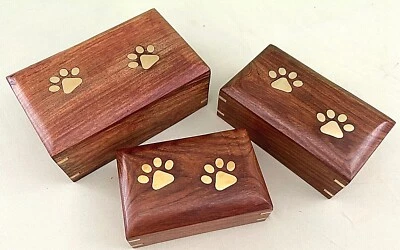 Urnas conmemorativas para mascotas cenizas de perro/gato palo de rosa con adornos de latón - S/M/L Foto 1 de 4