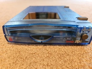 Iomega Zip 100 USB Externes Disk Drive Translucent Blue VG mit Kabeln + 1 Disc - Bild 1 von 3