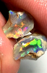 Superhelles mehrfarbiges australisches Exemplar, 3,7 ct Opal gespalten - Bild 1 von 2