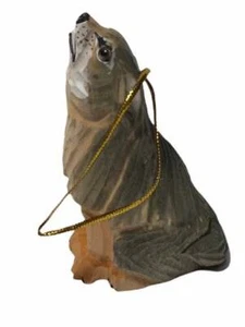 Adorno de lobo aullador sentado tallado en madera hecho a mano - Imagen 1 de 2