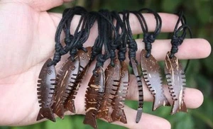 Ciondolo PESCE lavorato NOCE di COCCO laccio regolabile COLLEZIONE ESTATE SURF - Foto 1 di 1