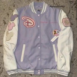 Disney Parks Stoney Clover Lane Lavanda Varsity Giacca Donna Taglia M Nuova con etichette! - Foto 1 di 10