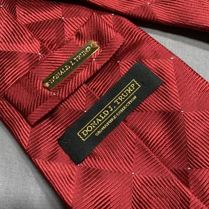 Donald Trump Signature Collection Rot Gold Diamant Geometrisch 100% Seide 4"W 58"L - Bild 1 von 10