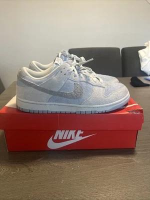 Nike Dunk Zapatillas bajas un color azul claro, complementado por Con swoosh gris. Foto 1 de 4