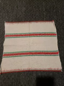 Panno piatto bianco all'uncinetto a mano con strisce rosse verdi circa 13 x 13 pollici - Foto 1 di 4