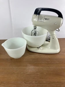 Vtg Hamilton Beach Scovill 10 Speed Mixer Model 020 Beaters & 2 Pyrex Milk Bowls - Picture 1 of 16