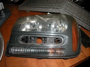 02-09 Chevrolet Trailblazer Left Driver Headlight Lamp Notched Grille Bar - Picture 1 of 12