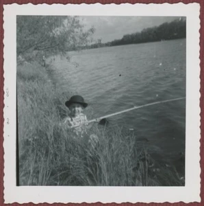 ALTES VINTAGE FOTO - JUNGE IM UNKRAUT MIT HUT ANGELN - Bild 1 von 2