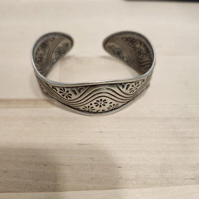 Brazalete Brazalete Lia Sophia Peltre Tono Plata Metal Ondulado Floral Retirado Foto 1 de 4