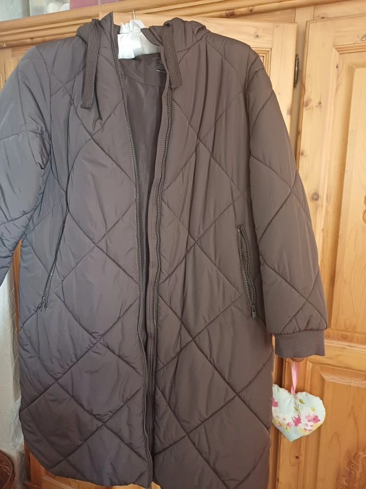 M and S Quilted Winter Coat With Hood,size 20.Fleece lined  pockets.Excellent. - Image 1 of 4