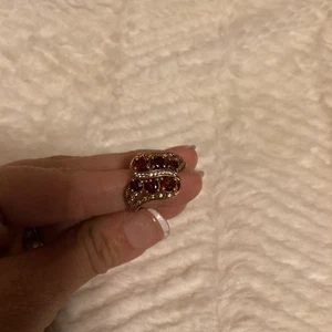 Atemberaubender Vintage-Ring goldfarben 6 Rubinfarben Steine Größe 9  - Bild 1 von 8