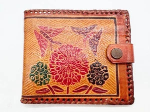 PORTAFOGLIO VINTAGE IN PELLE LAVORATO A MANO DESIGN FARFALLE E FIORI CHIUSURA A SCATTO - Foto 1 di 6