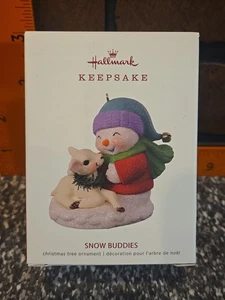 Original Hallmark Andenken Ornament Snow Buddies 2018 Schneemann & Baby Schaf Lamm - Bild 1 von 10
